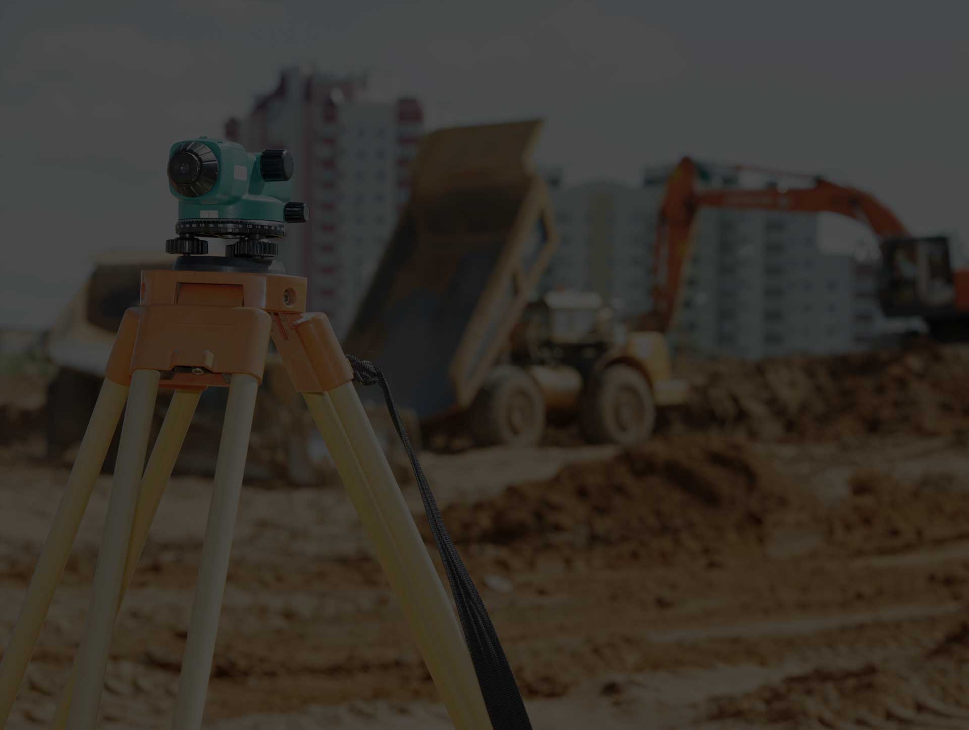 Equipos tomando medidas en construcción